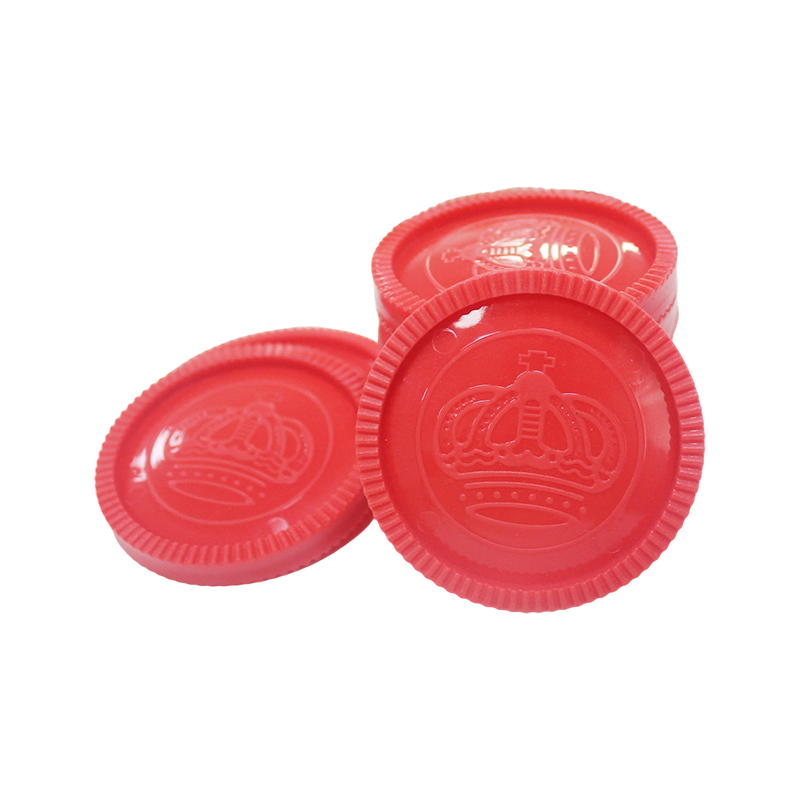 Pezzi degli scacchi dama in plastica rossa e nera