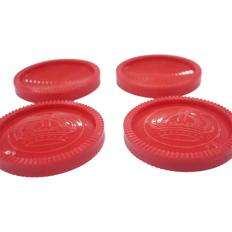 Pezzi degli scacchi dama in plastica rossa e nera
