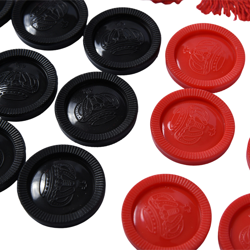 Set da gioco classico della dama con tavola sfrangiata