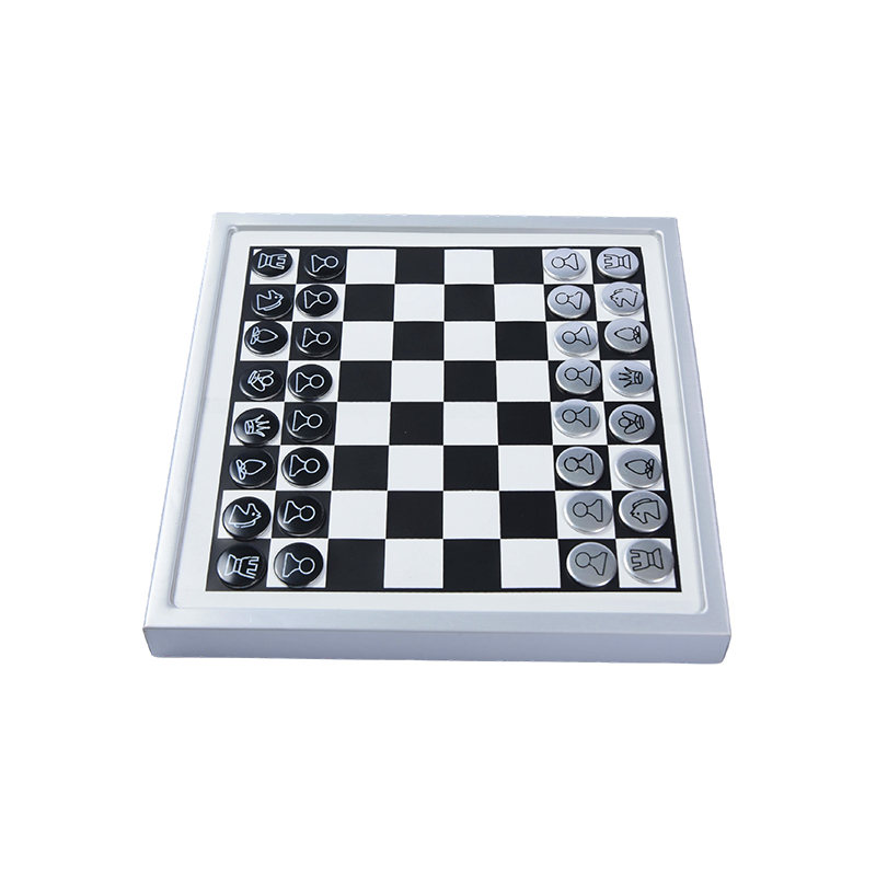 Set di scacchi magnetici montabili a parete in edizione moderna con cornice bianca