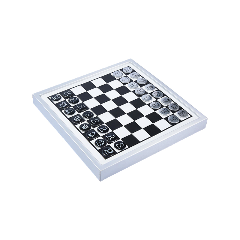 Set di scacchi magnetici montabili a parete in edizione moderna con cornice bianca