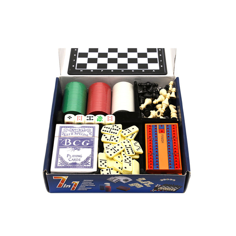 Set multigioco classico: combinazione di scacchi, domino, poker e dama