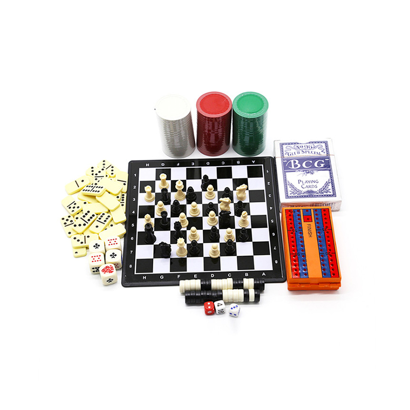 Set multigioco classico: combinazione di scacchi, domino, poker e dama