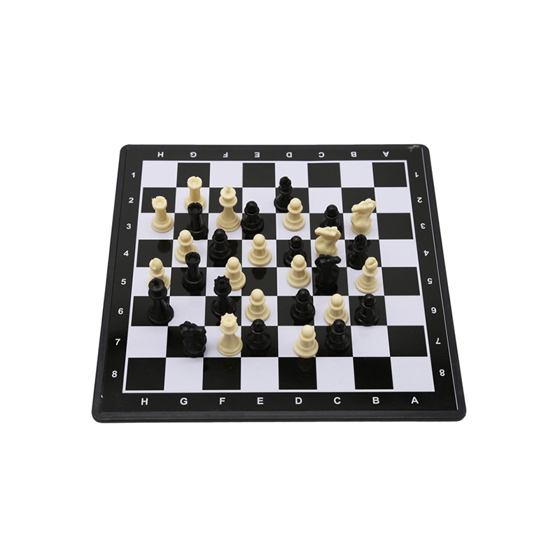 Set multigioco classico: combinazione di scacchi, domino, poker e dama