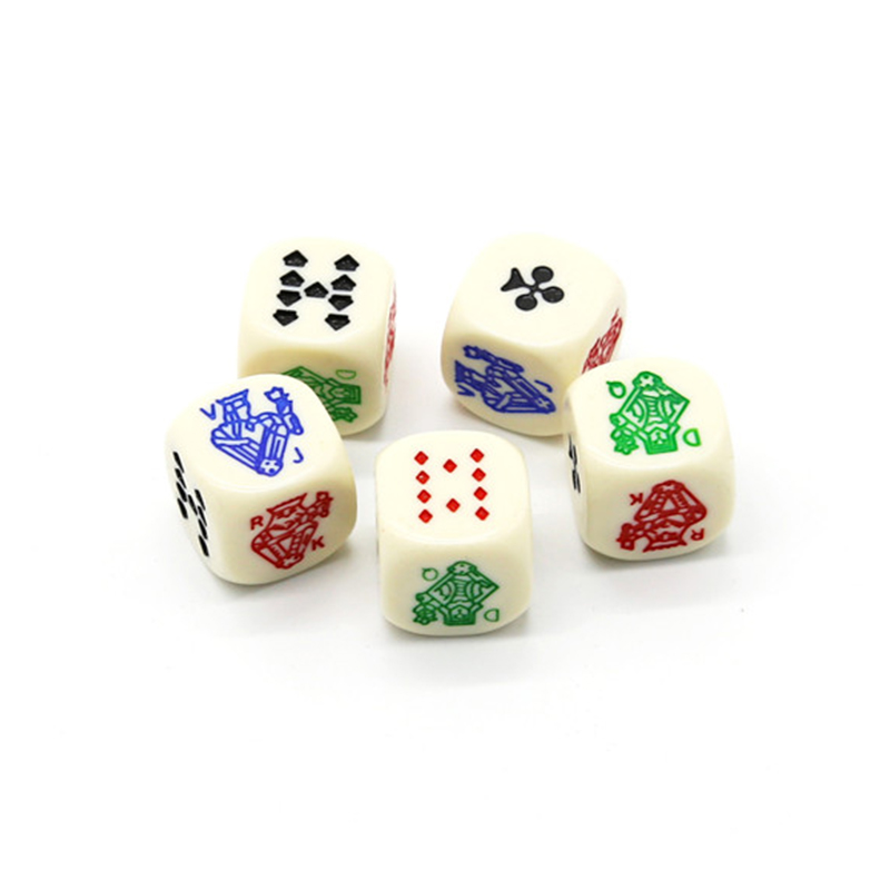 Set multigioco classico: combinazione di scacchi, domino, poker e dama