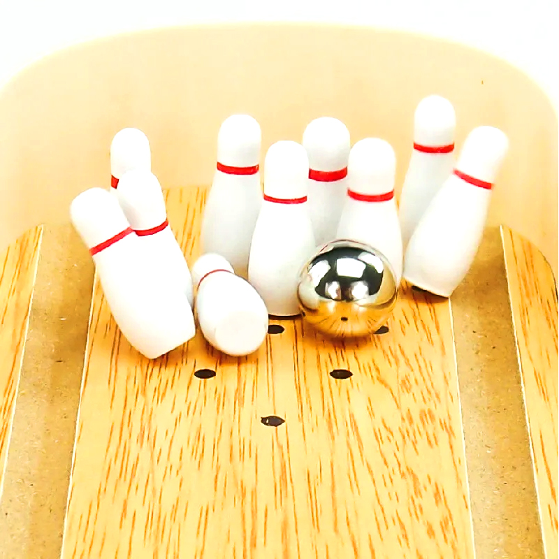 Set compatto in legno con sfera in acciaio e birilli Mini gioco da bowling da tavolo