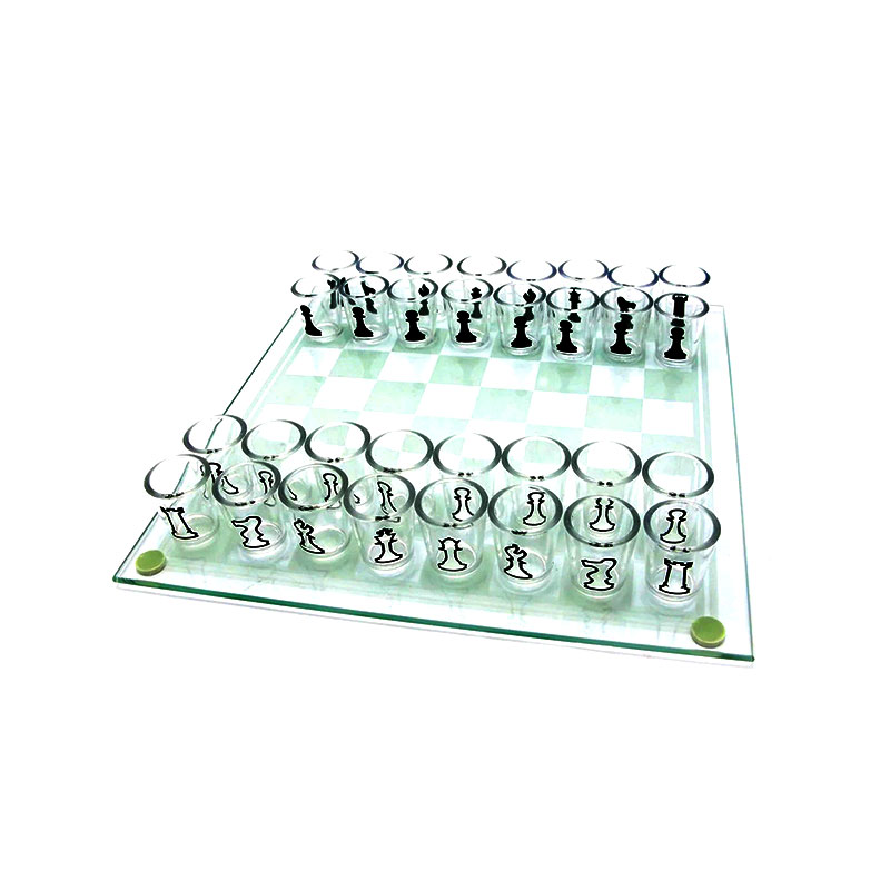 Scacchiera in vetro con 32 bicchierini con pezzi degli scacchi. Set di bicchierini a tema scacchi