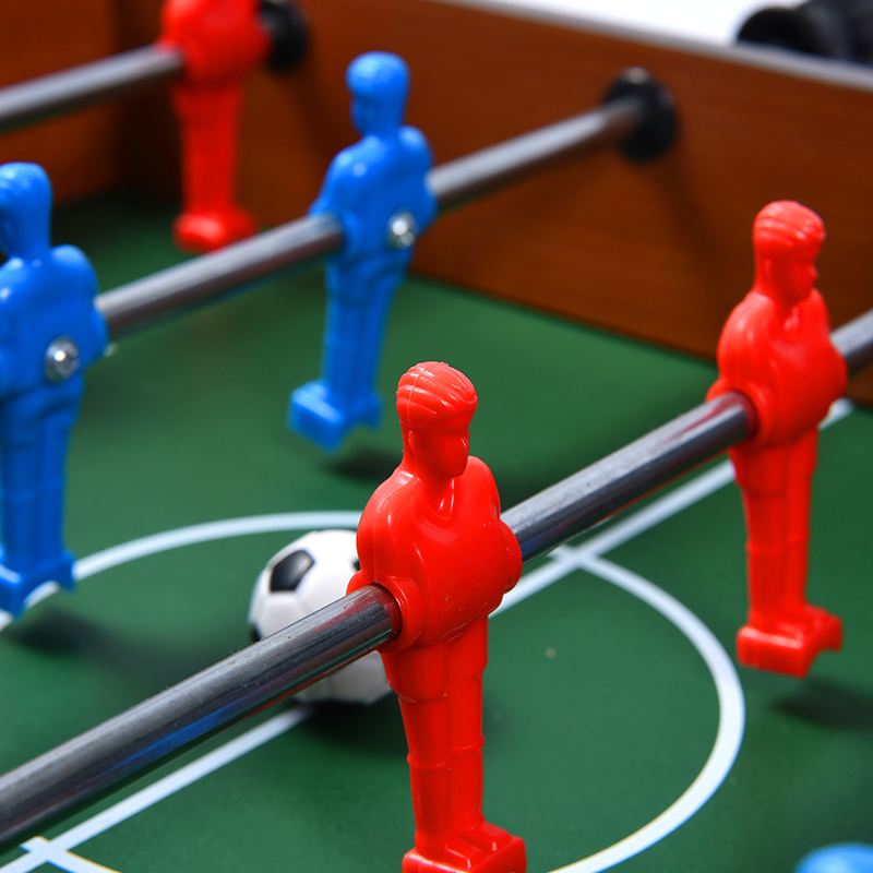Classico biliardino in legno - Gioco da tavolo compatto con giocatori vivaci e contatori di punteggio