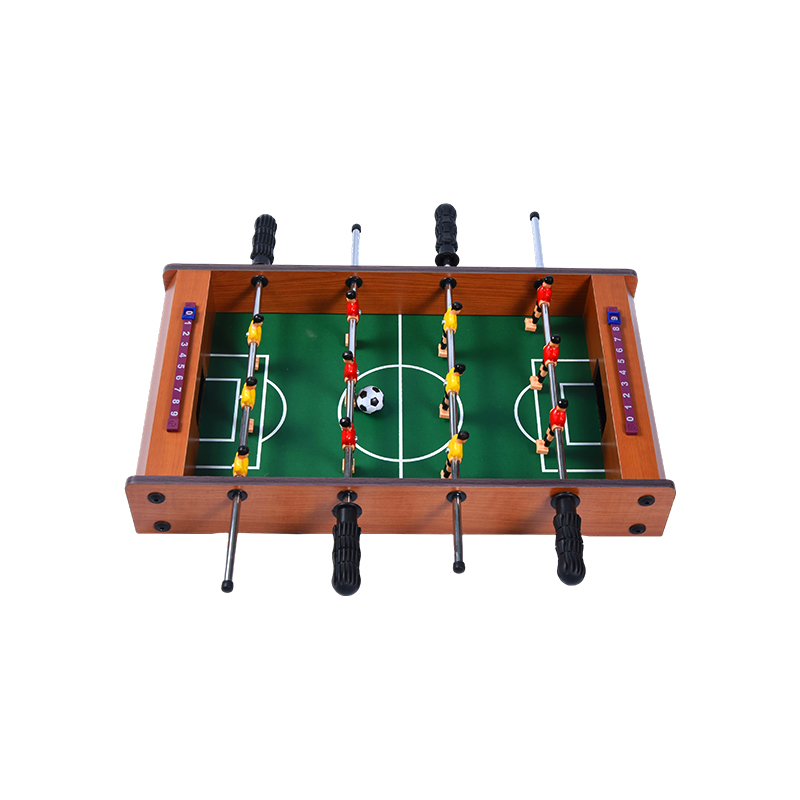 Gioco di calcio compatto con giocatori vivaci e contatori di punteggi. Biliardino da tavolo in legno