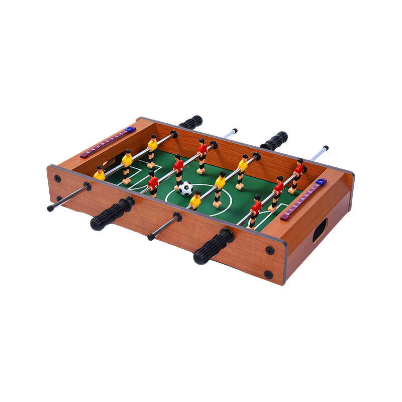 Gioco di calcio compatto con giocatori vivaci e contatori di punteggi. Biliardino da tavolo in legno